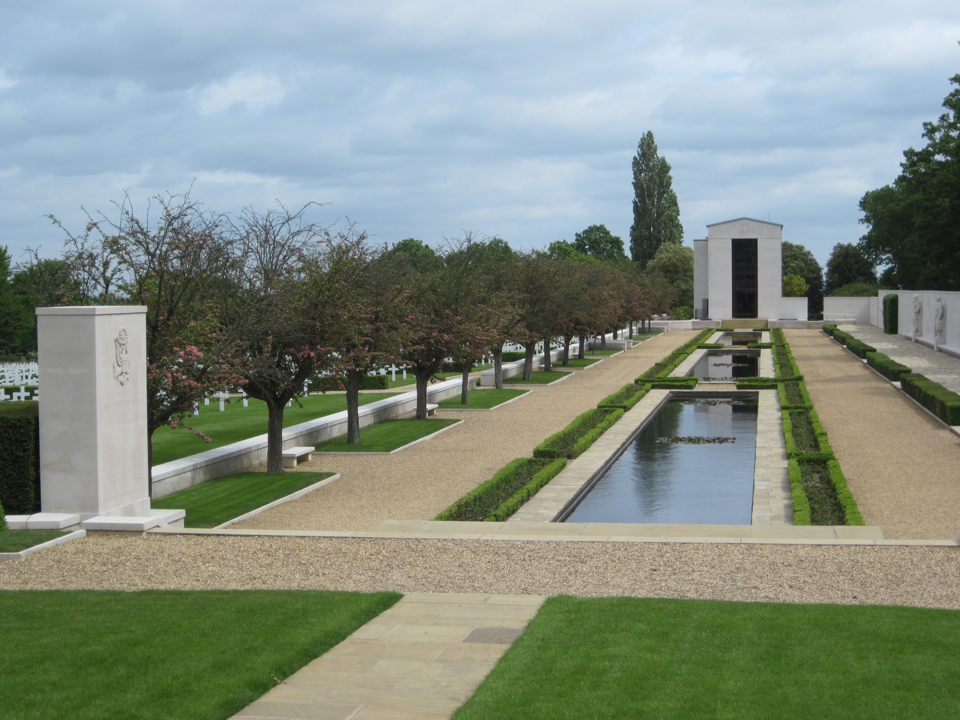 https://mdw-travel-data-us-east-1.s3.amazonaws.com/img/country/United-Kingdom/Cambridge-American-Cemetery-and-Memorial/img_02.jpg