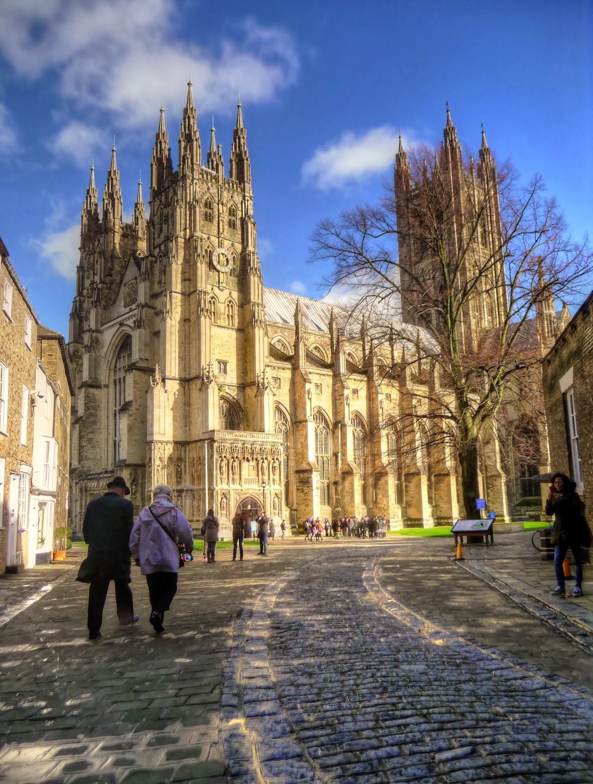 https://mdw-travel-data-us-east-1.s3.amazonaws.com/img/country/United-Kingdom/Canterbury-Cathedral/img_01.jpg