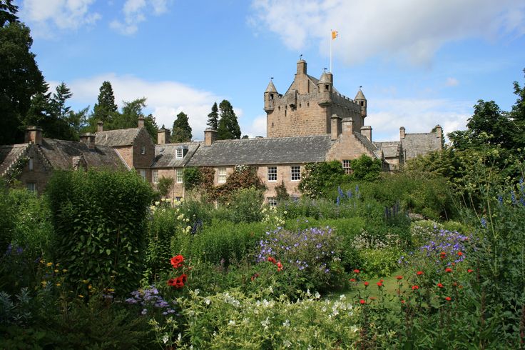 https://mdw-travel-data-us-east-1.s3.amazonaws.com/img/country/United-Kingdom/Cawdor-Castle/img_00.jpg