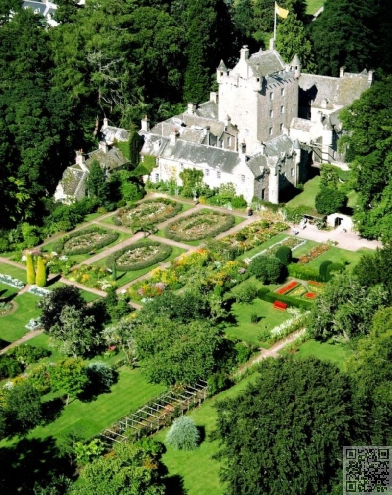 https://mdw-travel-data-us-east-1.s3.amazonaws.com/img/country/United-Kingdom/Cawdor-Castle/img_02.jpg