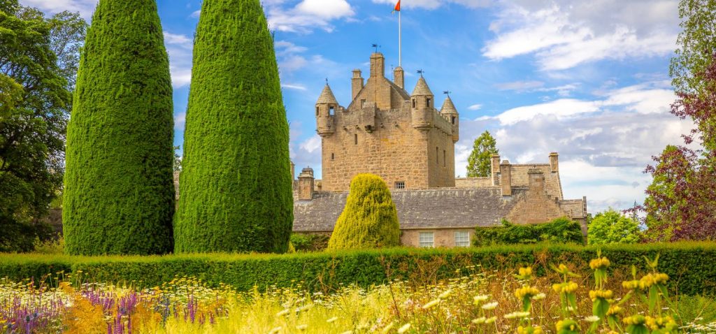 https://mdw-travel-data-us-east-1.s3.amazonaws.com/img/country/United-Kingdom/Cawdor-Castle/img_03.jpg
