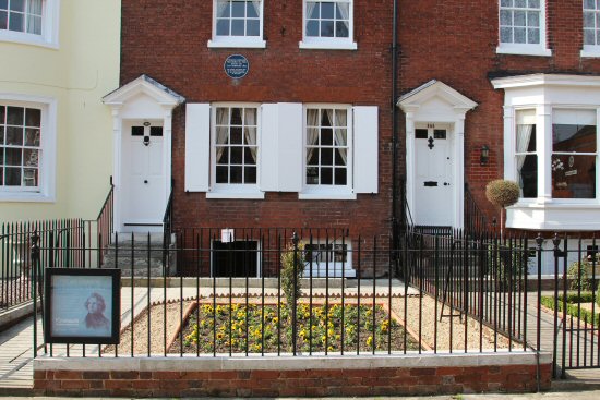 https://mdw-travel-data-us-east-1.s3.amazonaws.com/img/country/United-Kingdom/Charles-Dickens-Birthplace-Museum/img_03.jpg