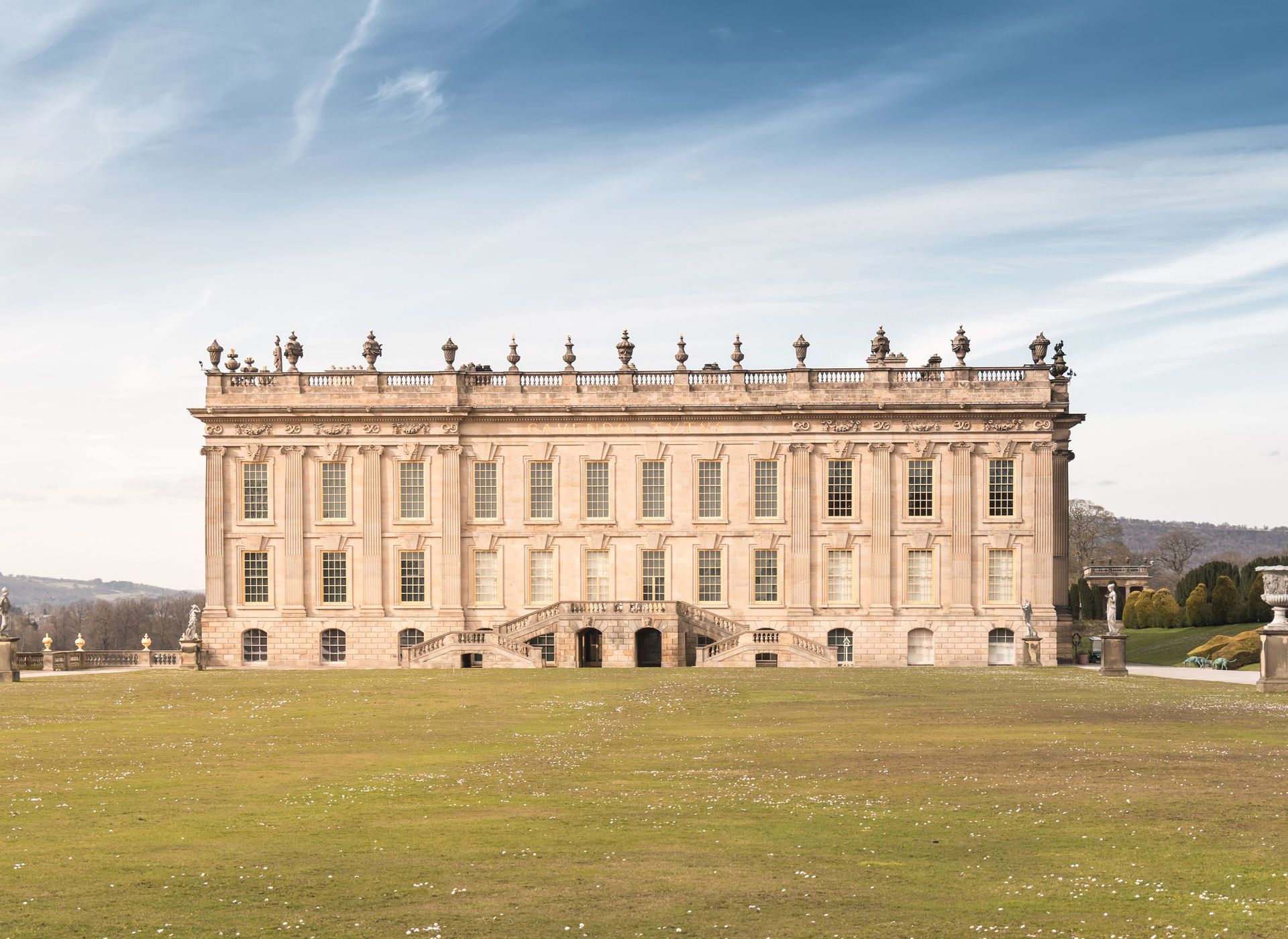 https://mdw-travel-data-us-east-1.s3.amazonaws.com/img/country/United-Kingdom/Chatsworth-House/img_00.jpg