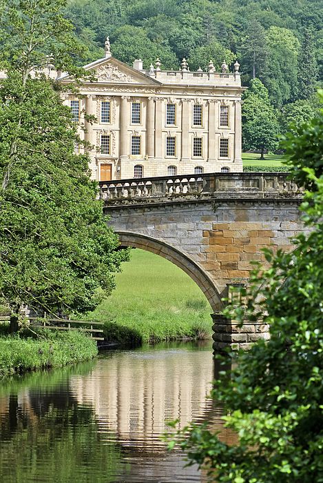 https://mdw-travel-data-us-east-1.s3.amazonaws.com/img/country/United-Kingdom/Chatsworth-House/img_01.jpg