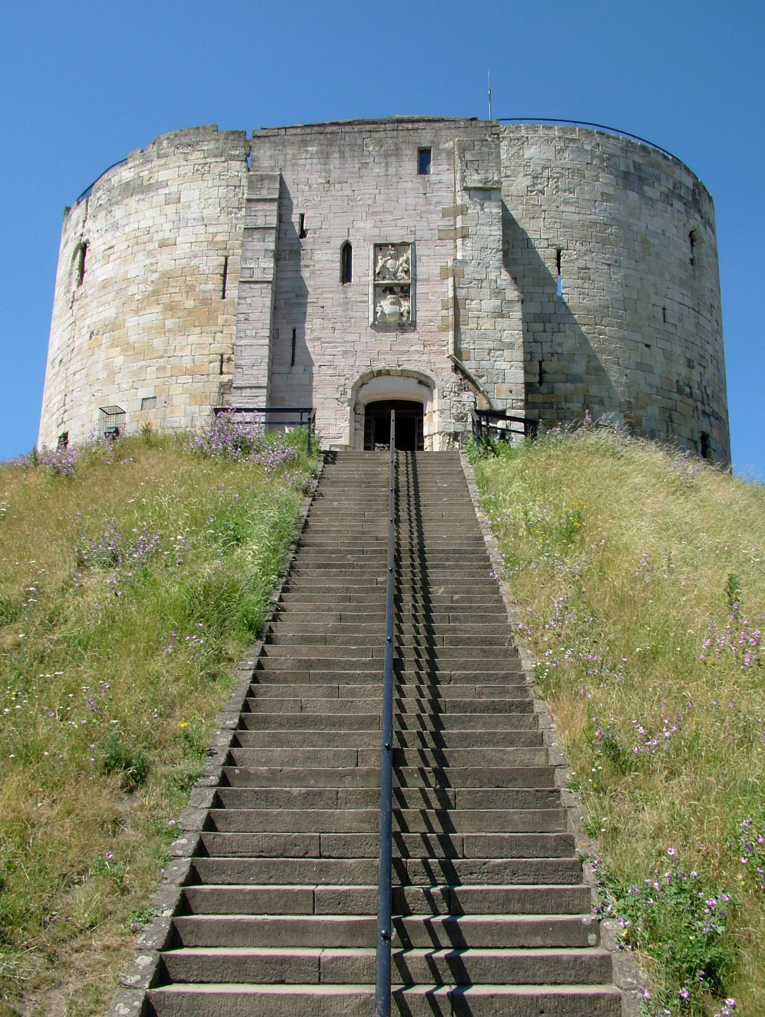 https://mdw-travel-data-us-east-1.s3.amazonaws.com/img/country/United-Kingdom/Cliffords-Tower/img_01.jpg