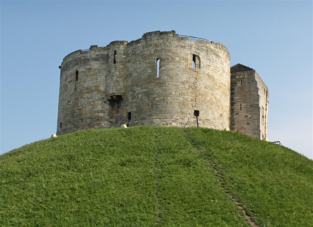 https://mdw-travel-data-us-east-1.s3.amazonaws.com/img/country/United-Kingdom/Cliffords-Tower/img_02.jpg