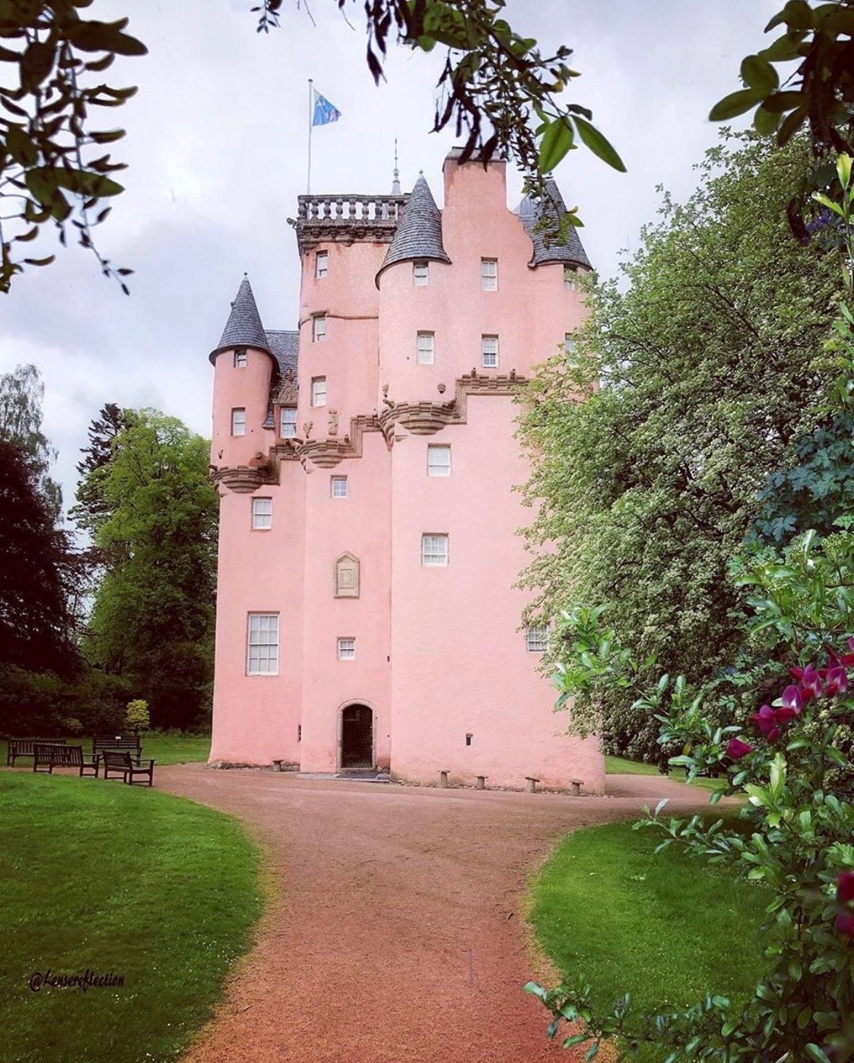 https://mdw-travel-data-us-east-1.s3.amazonaws.com/img/country/United-Kingdom/Craigievar-Castle/img_00.jpg