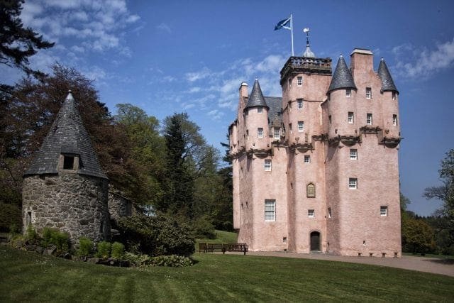 https://mdw-travel-data-us-east-1.s3.amazonaws.com/img/country/United-Kingdom/Craigievar-Castle/img_02.jpg