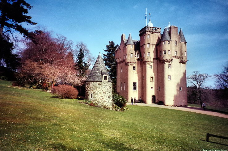 https://mdw-travel-data-us-east-1.s3.amazonaws.com/img/country/United-Kingdom/Craigievar-Castle/img_03.jpg