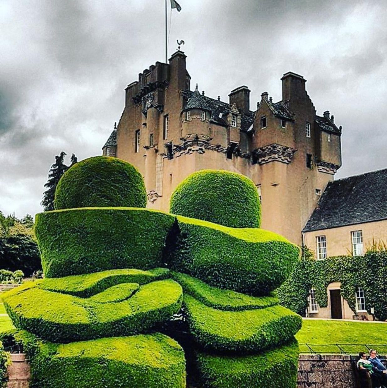 https://mdw-travel-data-us-east-1.s3.amazonaws.com/img/country/United-Kingdom/Crathes-Castle/img_02.jpg