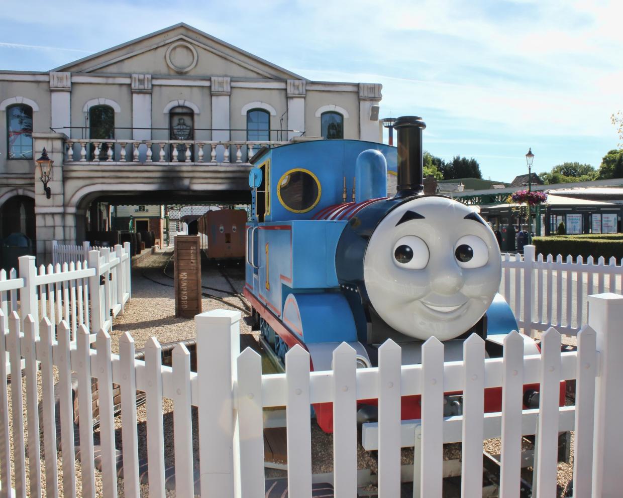 https://mdw-travel-data-us-east-1.s3.amazonaws.com/img/country/United-Kingdom/Drayton-Manor-Theme-Park/img_01.jpg