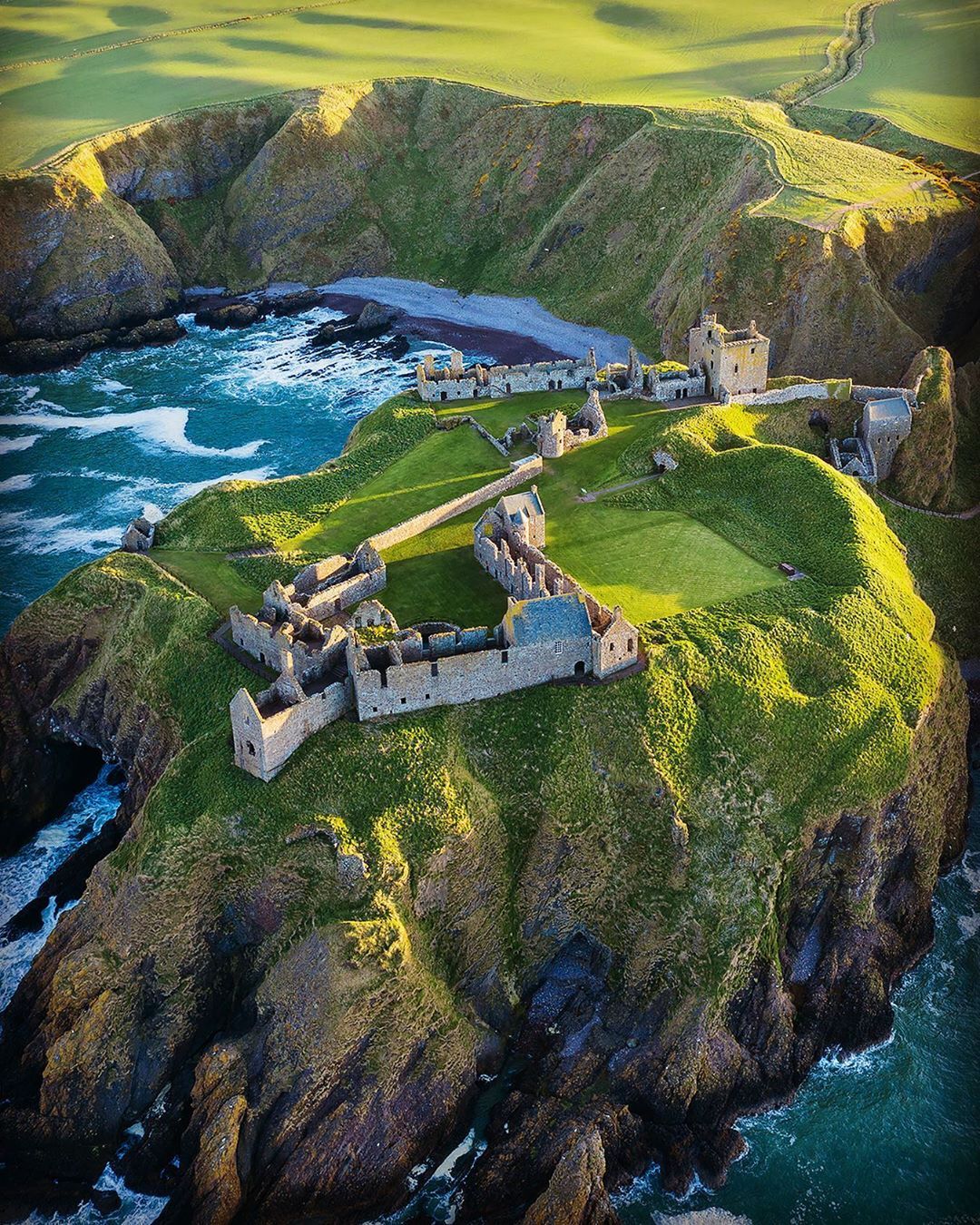 https://mdw-travel-data-us-east-1.s3.amazonaws.com/img/country/United-Kingdom/Dunnottar-Castle/img_03.jpg