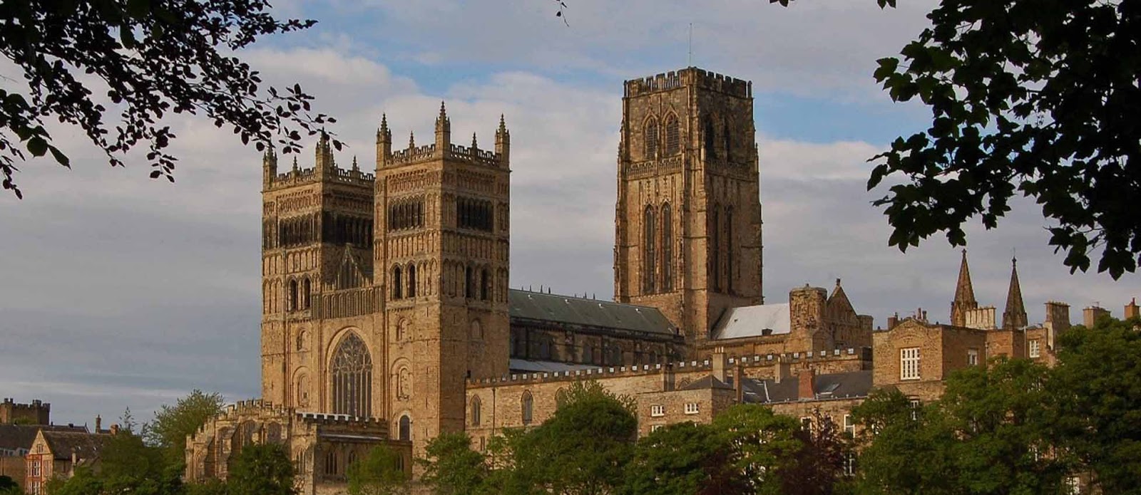 https://mdw-travel-data-us-east-1.s3.amazonaws.com/img/country/United-Kingdom/Durham-Cathedral/img_01.jpg