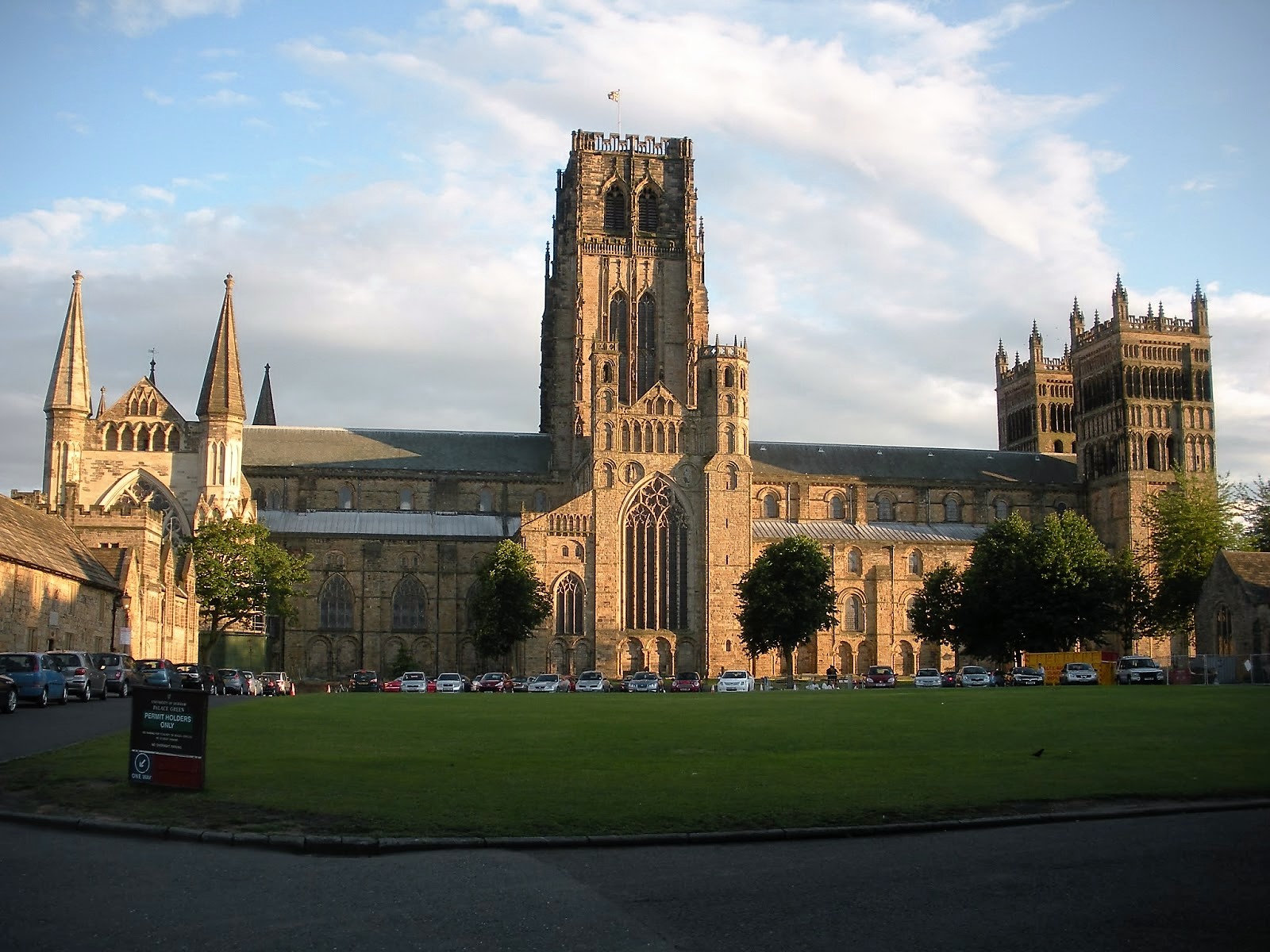 https://mdw-travel-data-us-east-1.s3.amazonaws.com/img/country/United-Kingdom/Durham-Cathedral/img_03.jpg