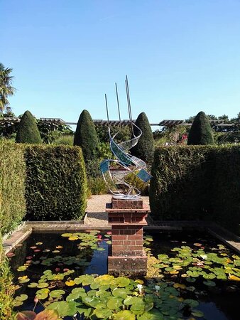 https://mdw-travel-data-us-east-1.s3.amazonaws.com/img/country/United-Kingdom/East-Ruston-Old-Vicarage-Garden/img_01.jpg