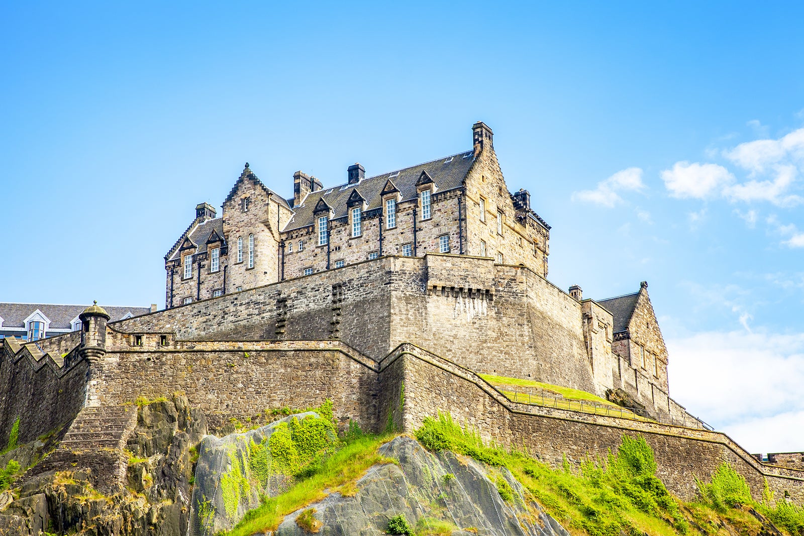 https://mdw-travel-data-us-east-1.s3.amazonaws.com/img/country/United-Kingdom/Edinburgh-Castle/img_00.jpg
