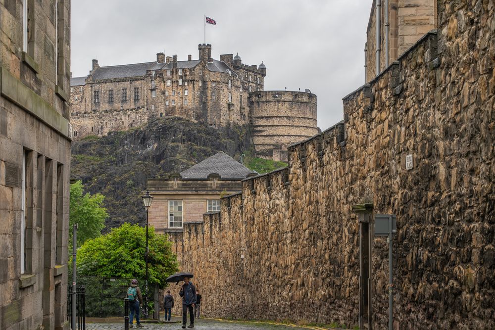 https://mdw-travel-data-us-east-1.s3.amazonaws.com/img/country/United-Kingdom/Edinburgh-Castle/img_03.jpg