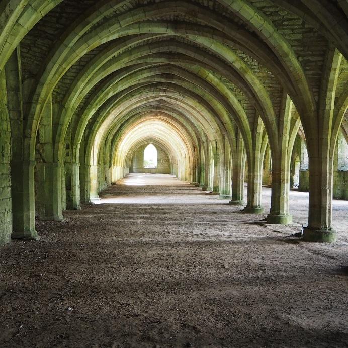 https://mdw-travel-data-us-east-1.s3.amazonaws.com/img/country/United-Kingdom/Fountains-Abbey-and-Studley-Royal-Water-Garden/img_01.jpg