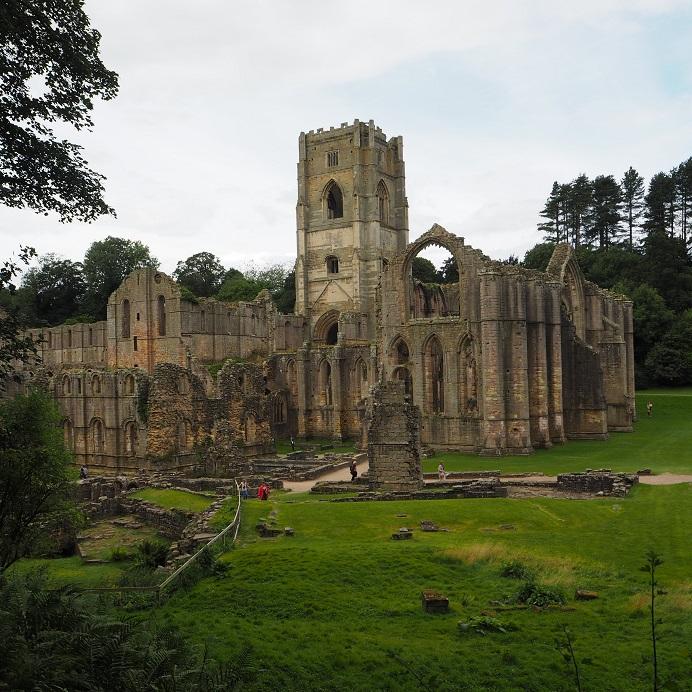 https://mdw-travel-data-us-east-1.s3.amazonaws.com/img/country/United-Kingdom/Fountains-Abbey-and-Studley-Royal-Water-Garden/img_02.jpg