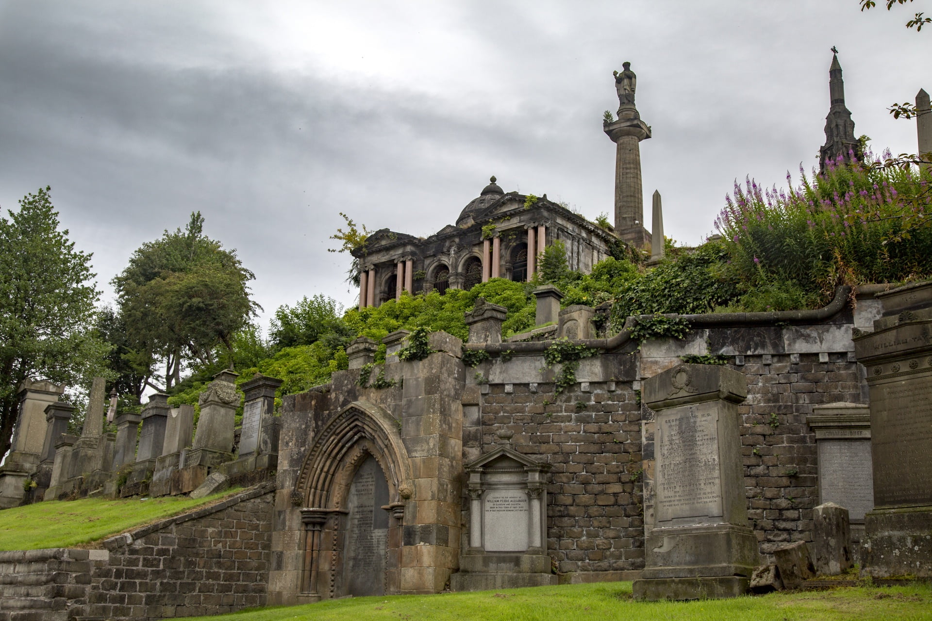 https://mdw-travel-data-us-east-1.s3.amazonaws.com/img/country/United-Kingdom/Glasgow-Necropolis/img_01.jpg