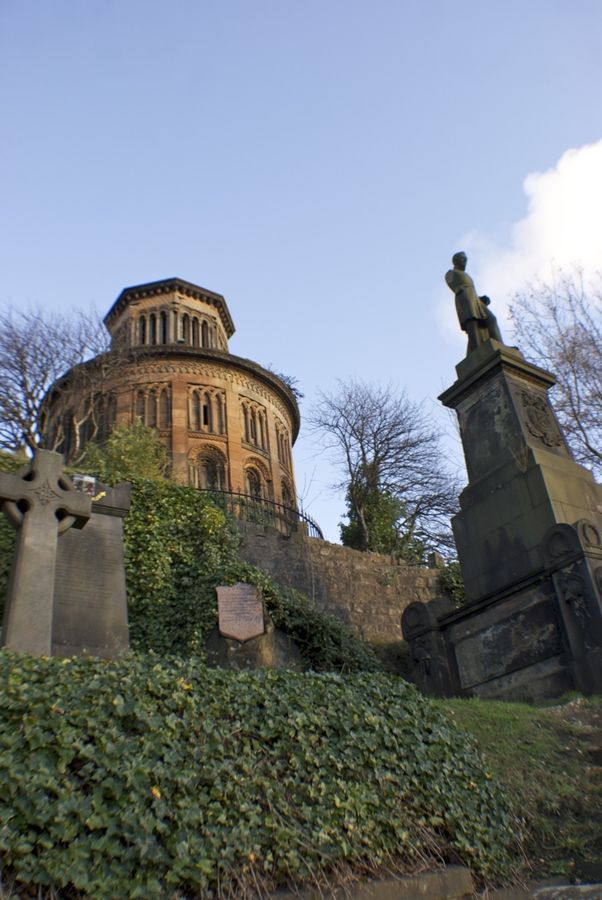 https://mdw-travel-data-us-east-1.s3.amazonaws.com/img/country/United-Kingdom/Glasgow-Necropolis/img_02.jpg