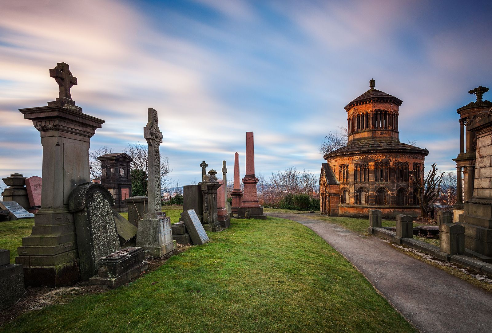 https://mdw-travel-data-us-east-1.s3.amazonaws.com/img/country/United-Kingdom/Glasgow-Necropolis/img_03.jpg