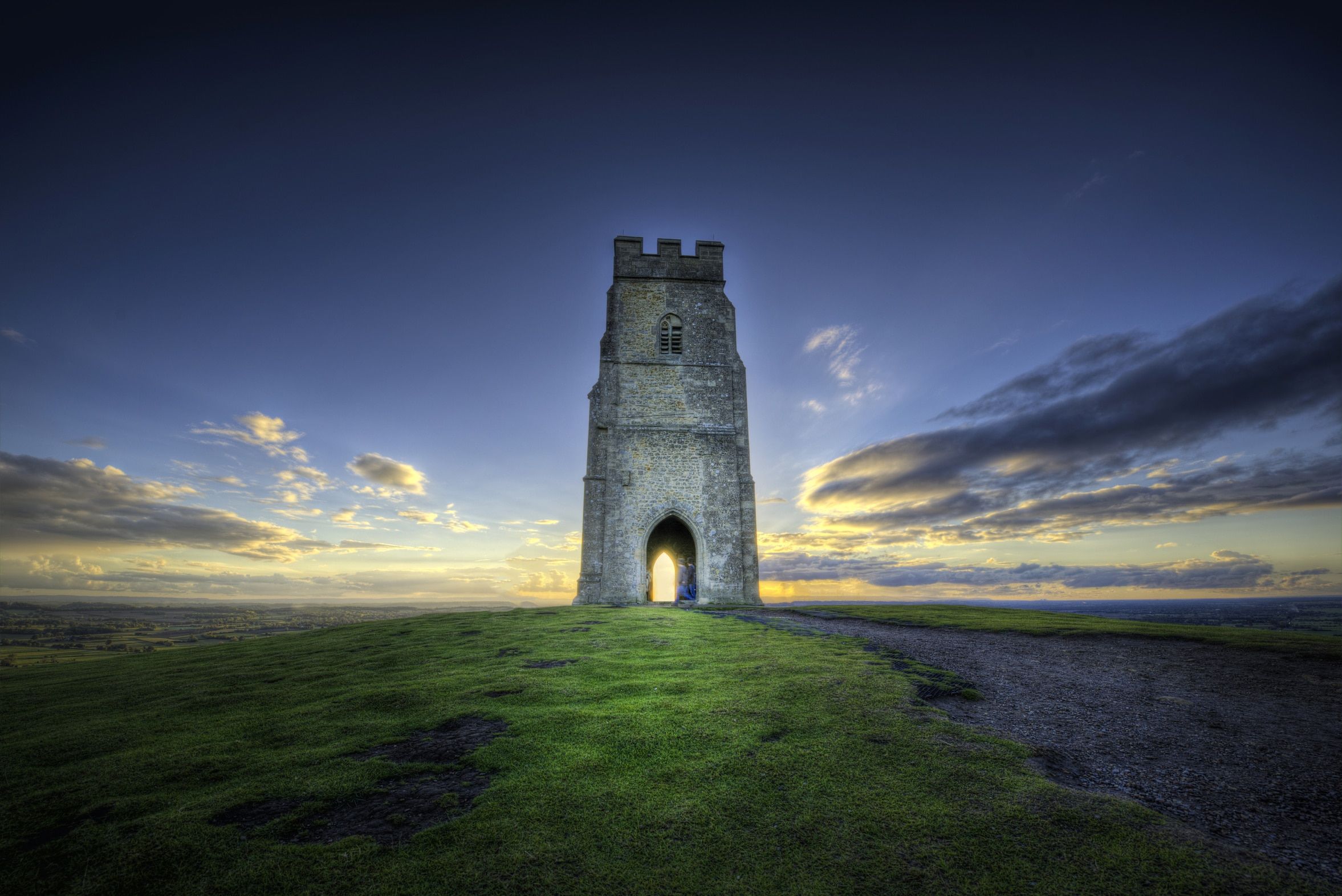 https://mdw-travel-data-us-east-1.s3.amazonaws.com/img/country/United-Kingdom/Glastonbury-Tor/img_02.jpg