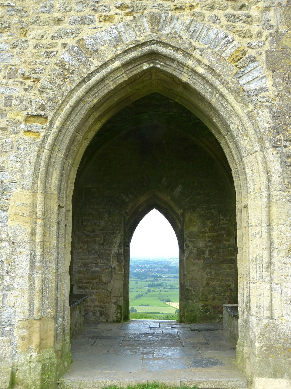 https://mdw-travel-data-us-east-1.s3.amazonaws.com/img/country/United-Kingdom/Glastonbury-Tor/img_03.jpg