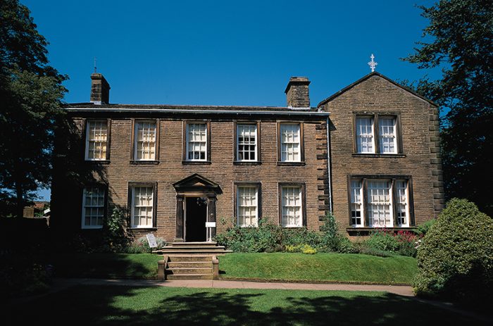 https://mdw-travel-data-us-east-1.s3.amazonaws.com/img/country/United-Kingdom/Haworth-and-the-Bronte-Parsonage-Museum/img_01.jpg