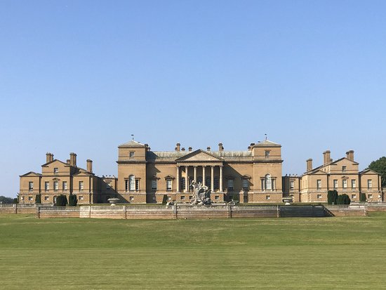 https://mdw-travel-data-us-east-1.s3.amazonaws.com/img/country/United-Kingdom/Holkham-Hall-and-Estate/img_01.jpg