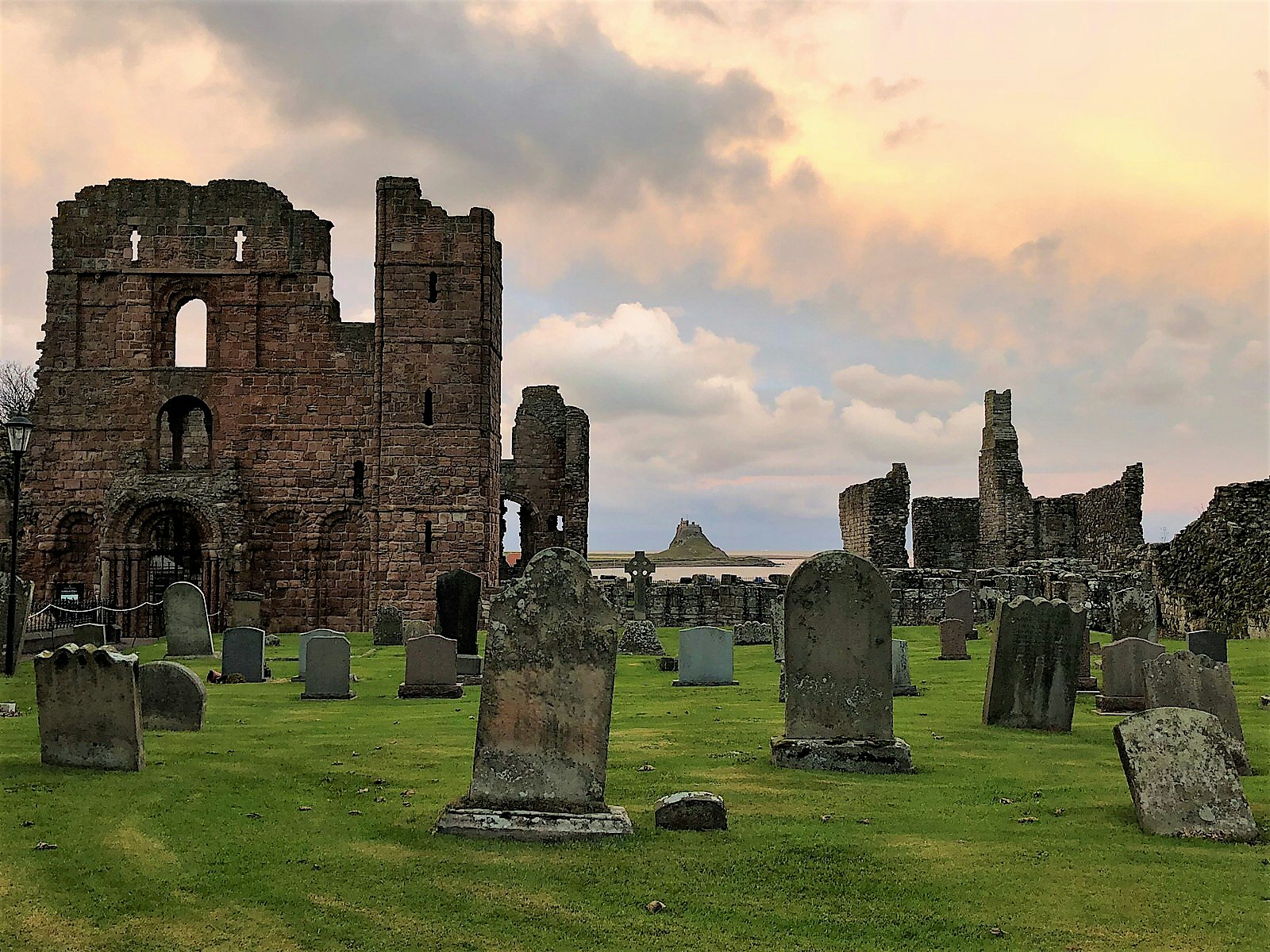 https://mdw-travel-data-us-east-1.s3.amazonaws.com/img/country/United-Kingdom/Holy-Island-of-Lindisfarne/img_01.jpg