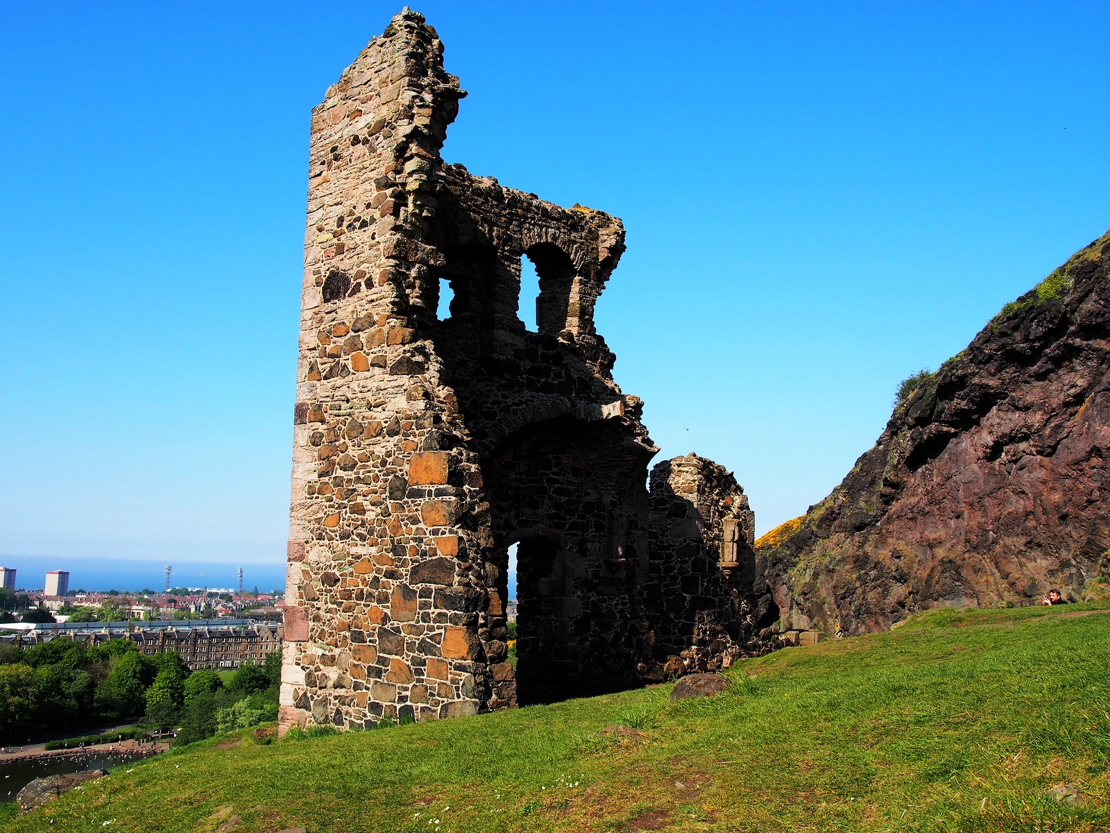https://mdw-travel-data-us-east-1.s3.amazonaws.com/img/country/United-Kingdom/Holyrood-Park/img_02.jpg