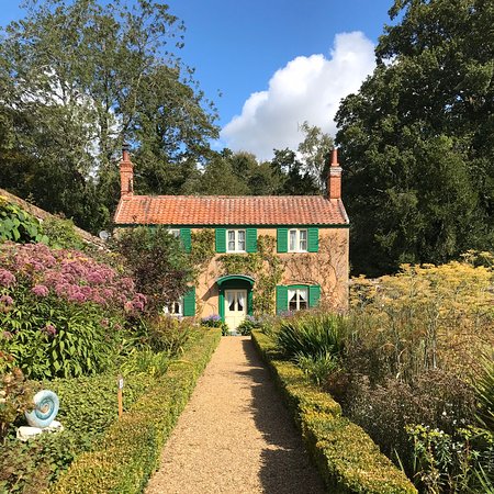 https://mdw-travel-data-us-east-1.s3.amazonaws.com/img/country/United-Kingdom/Hoveton-Hall-Gardens-&-World-Wood/img_03.jpg