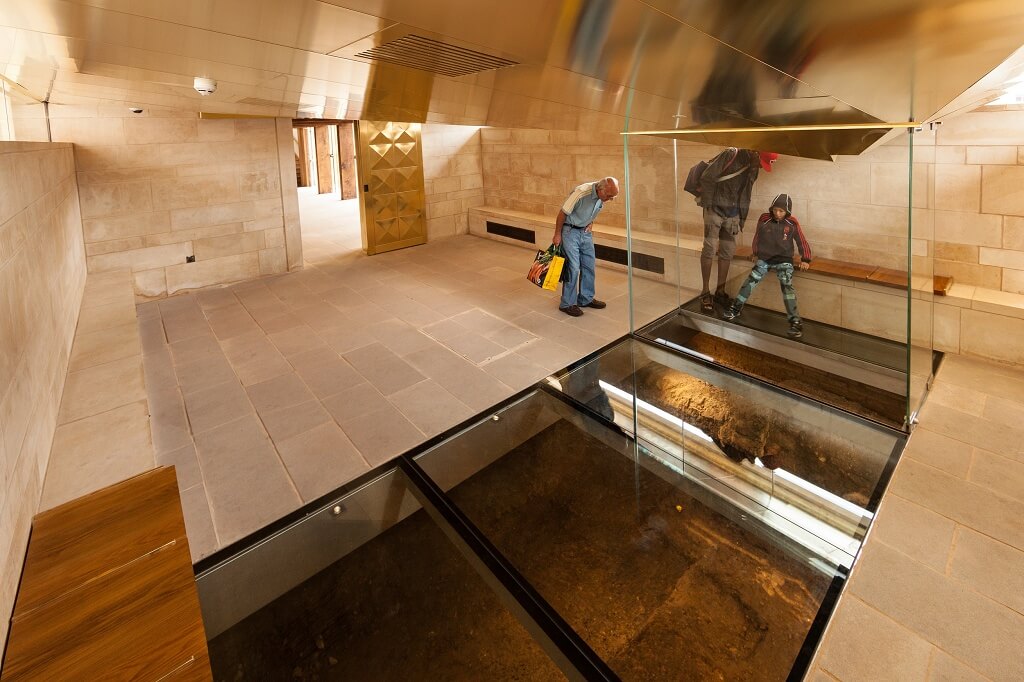 https://mdw-travel-data-us-east-1.s3.amazonaws.com/img/country/United-Kingdom/King-Richard-III-Visitor-Centre/img_03.jpg