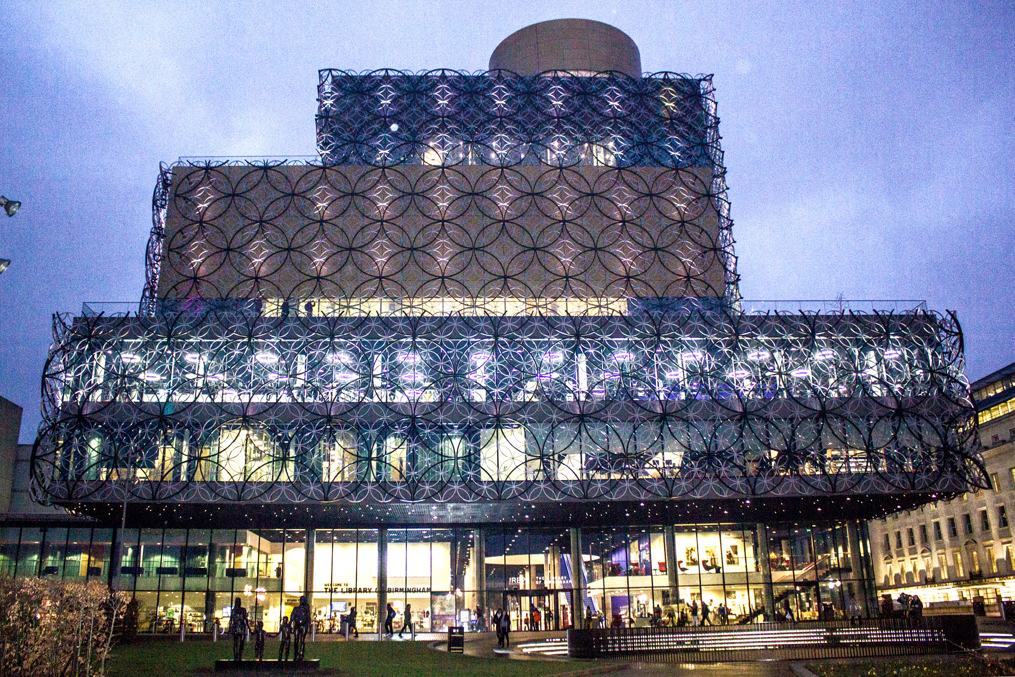 https://mdw-travel-data-us-east-1.s3.amazonaws.com/img/country/United-Kingdom/Library-of-Birmingham/img_01.jpg