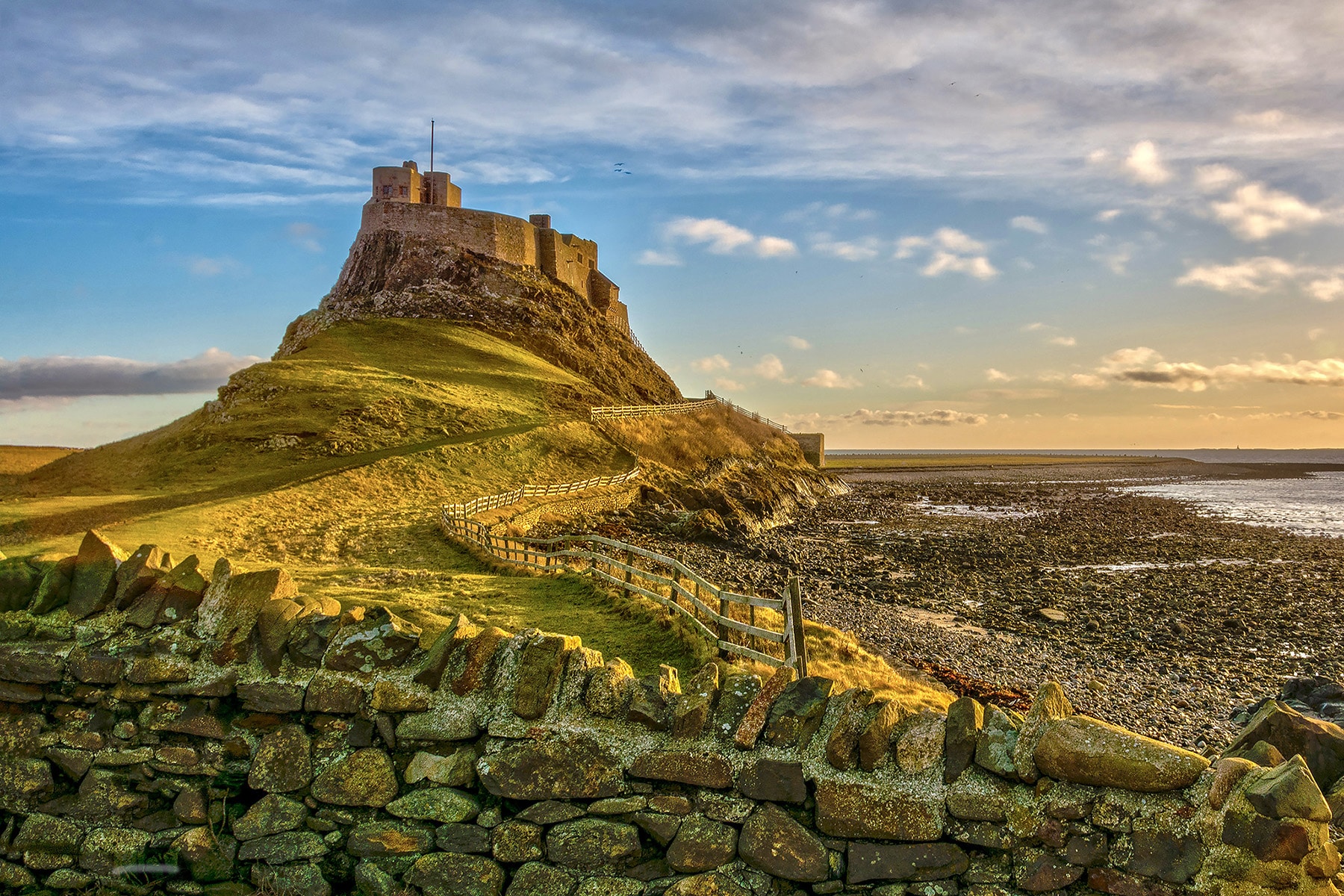 https://mdw-travel-data-us-east-1.s3.amazonaws.com/img/country/United-Kingdom/Lindisfarne-Castle/img_00.jpg