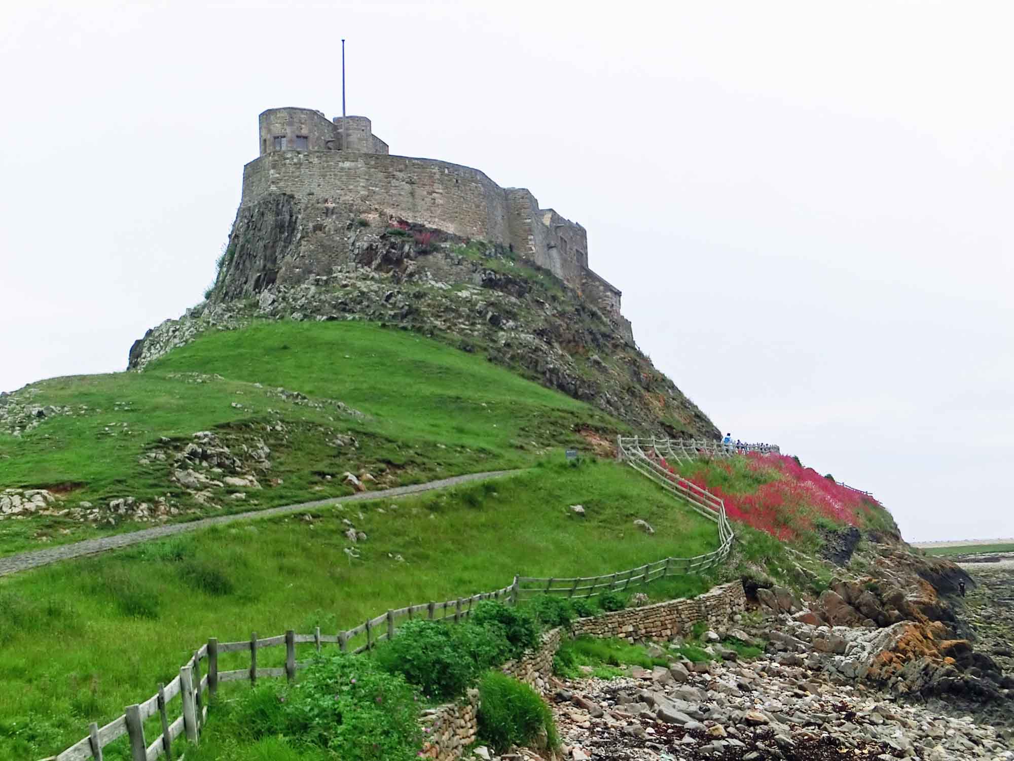 https://mdw-travel-data-us-east-1.s3.amazonaws.com/img/country/United-Kingdom/Lindisfarne-Castle/img_02.jpg