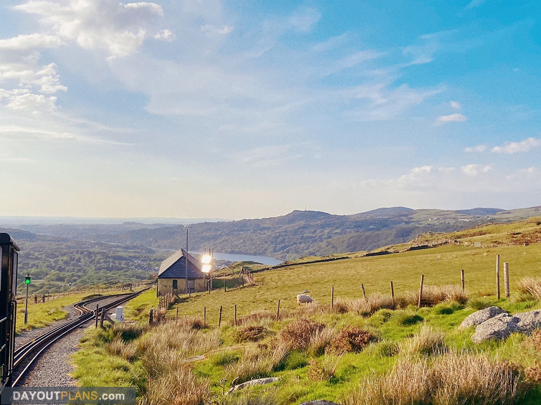 https://mdw-travel-data-us-east-1.s3.amazonaws.com/img/country/United-Kingdom/Llanberis-&-Snowdon-Mountain-Railway/img_02.jpg