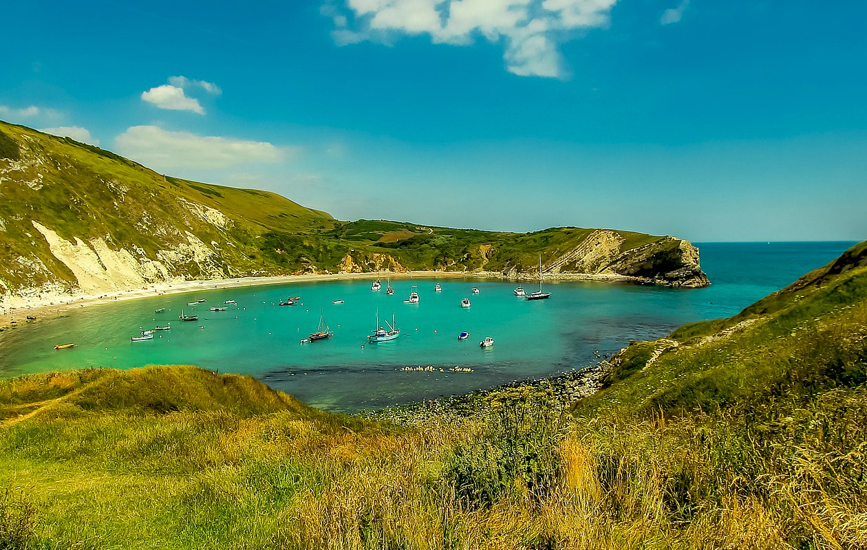 https://mdw-travel-data-us-east-1.s3.amazonaws.com/img/country/United-Kingdom/Lulworth-Cove/img_01.jpg