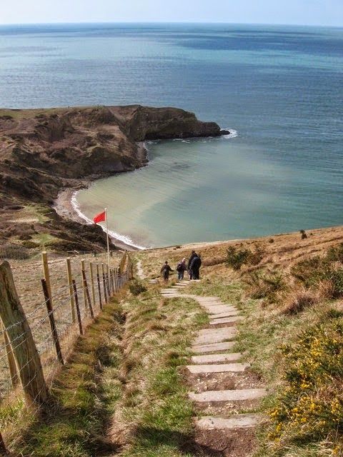 https://mdw-travel-data-us-east-1.s3.amazonaws.com/img/country/United-Kingdom/Lulworth-Cove/img_03.jpg