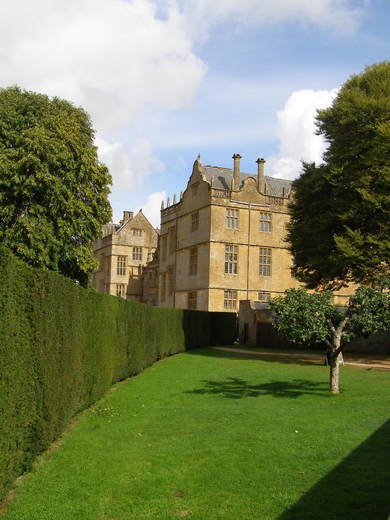 https://mdw-travel-data-us-east-1.s3.amazonaws.com/img/country/United-Kingdom/Montacute-House/img_02.jpg