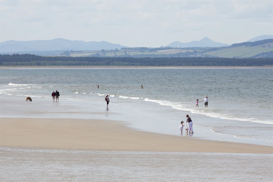 https://mdw-travel-data-us-east-1.s3.amazonaws.com/img/country/United-Kingdom/Nairn-Beach/img_02.jpg
