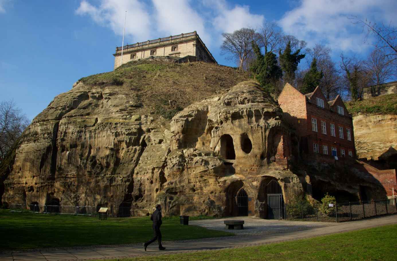 https://mdw-travel-data-us-east-1.s3.amazonaws.com/img/country/United-Kingdom/Nottingham-Castle/img_00.jpg