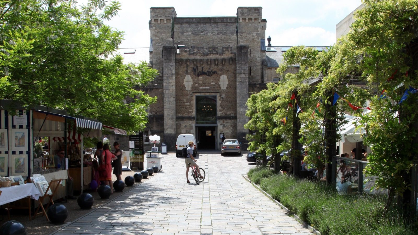 https://mdw-travel-data-us-east-1.s3.amazonaws.com/img/country/United-Kingdom/Oxford-Castle-Quarter/img_03.jpg