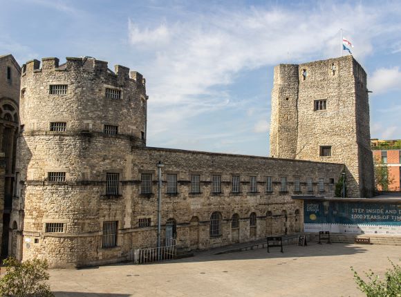 https://mdw-travel-data-us-east-1.s3.amazonaws.com/img/country/United-Kingdom/Oxford-Castle-and-Prison/img_00.jpg