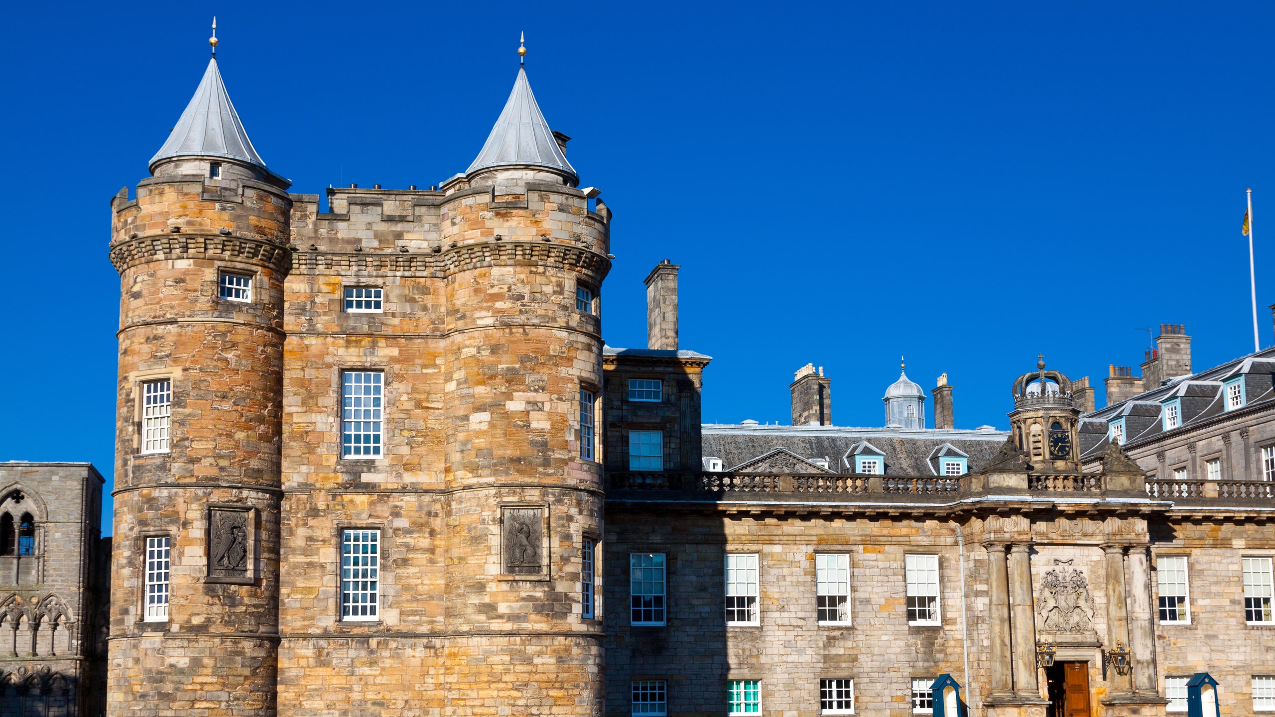 https://mdw-travel-data-us-east-1.s3.amazonaws.com/img/country/United-Kingdom/Palace-of-Holyroodhouse/img_00.jpg