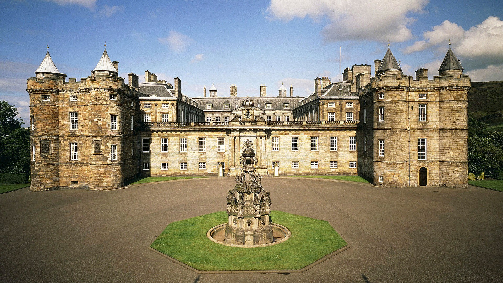 https://mdw-travel-data-us-east-1.s3.amazonaws.com/img/country/United-Kingdom/Palace-of-Holyroodhouse/img_01.jpg