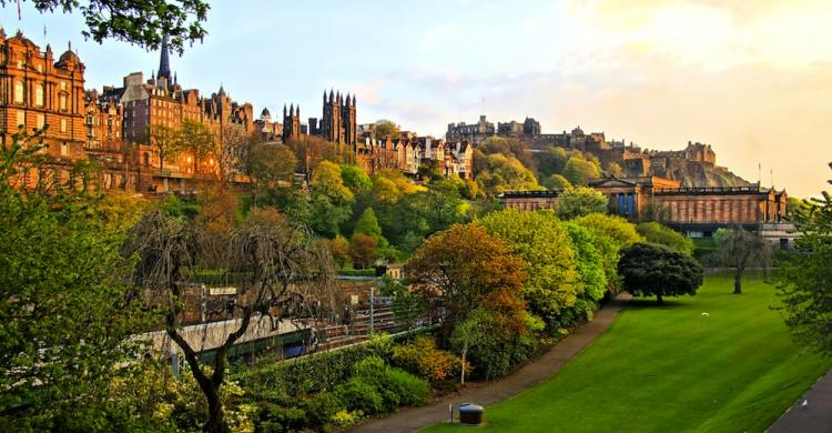 https://mdw-travel-data-us-east-1.s3.amazonaws.com/img/country/United-Kingdom/Princes-Street-Gardens/img_03.jpg