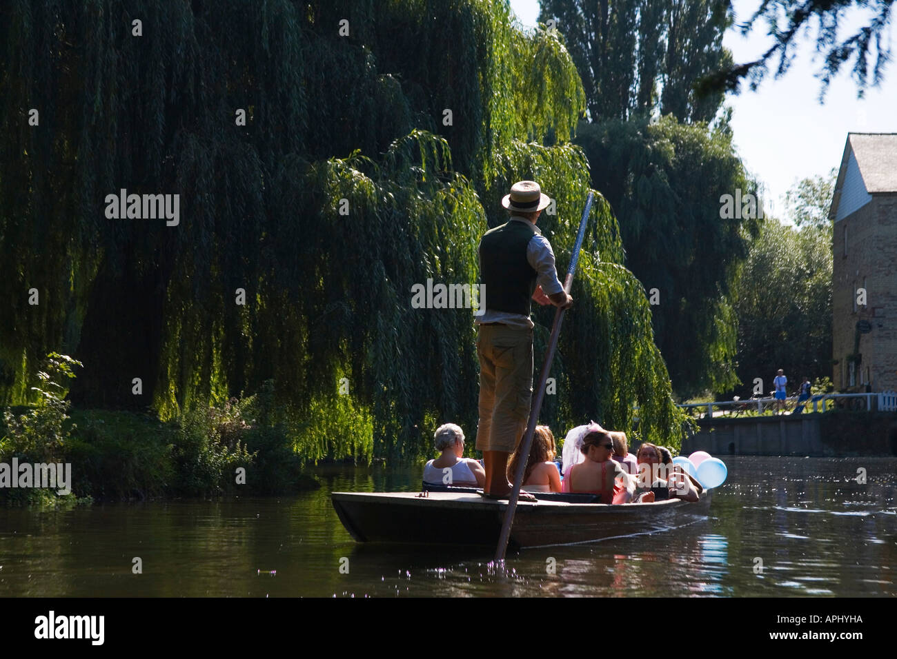https://mdw-travel-data-us-east-1.s3.amazonaws.com/img/country/United-Kingdom/Punting-on-the-River-Cam/img_03.jpg