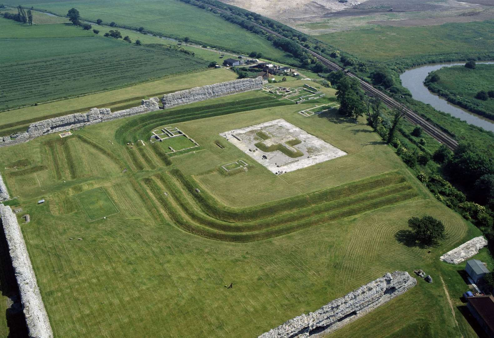 https://mdw-travel-data-us-east-1.s3.amazonaws.com/img/country/United-Kingdom/Richborough-Roman-Fort-and-Amphitheatre/img_01.jpg